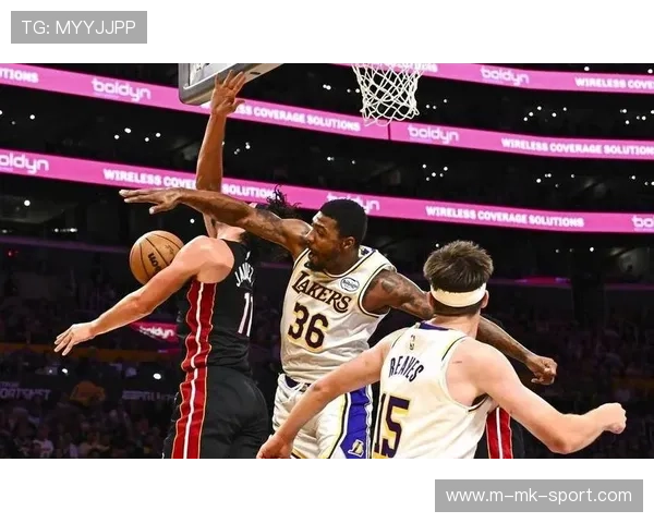 里夫斯26+11集锦：妙传布朗尼空接暴扣关键三分大心脏，里斯·布朗